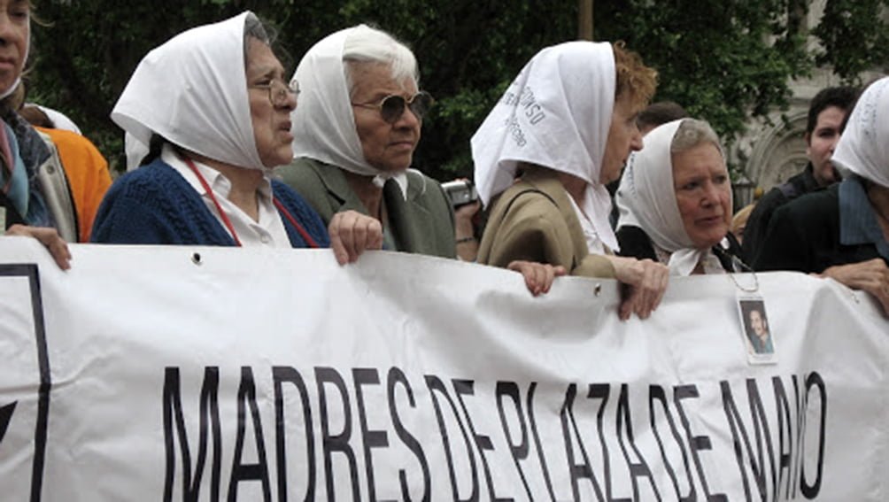 Cristina Kirchner, Cafiero y otros funcionarios saludan a Madres de Plaza de Mayo
