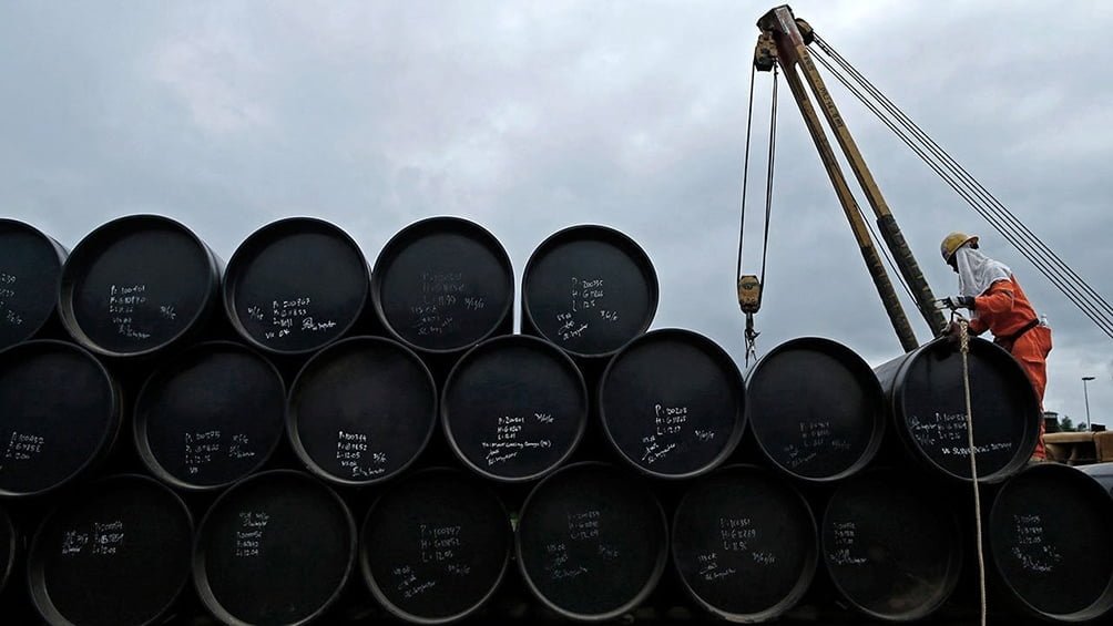 El precio del petróleo se hunde 25% por las restricciones y la falta de almacenamiento