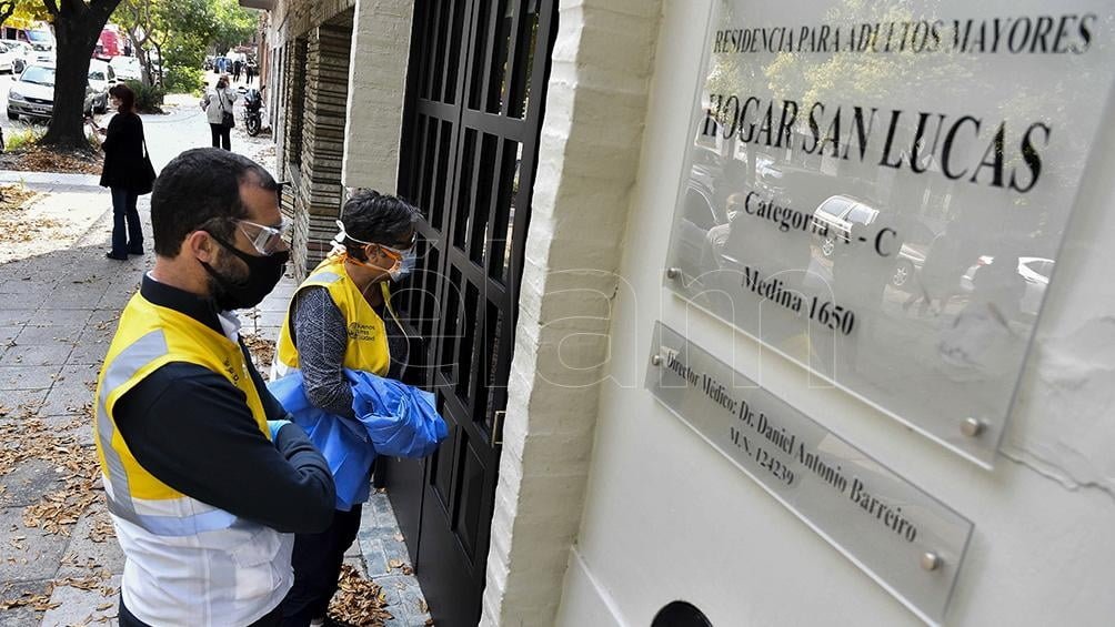 Piden hisopado obligatorio para las residencias geriátricas en Argentina