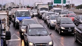 Largas filas de vehículos en los accesos y un 19% menos de circulación en las autopistas porteñas