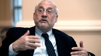 Roubini estima que habrá débil recuperación económica y Stiglitz pide que sigan apoyos financieros