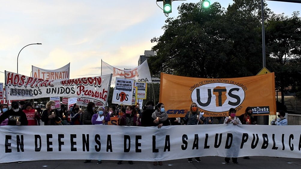 Trabajadores de la salud realizaron "una marcha de las antorchas" en Córdoba