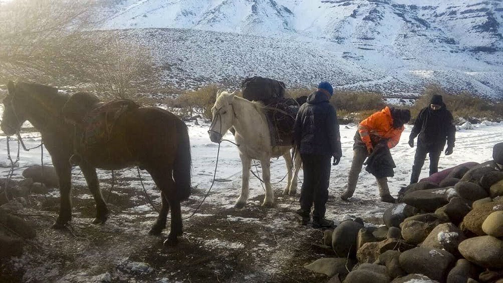 A caballo, en la nieve o con el rigor del clima, los agentes sanitarios acuden al llamado más lejano