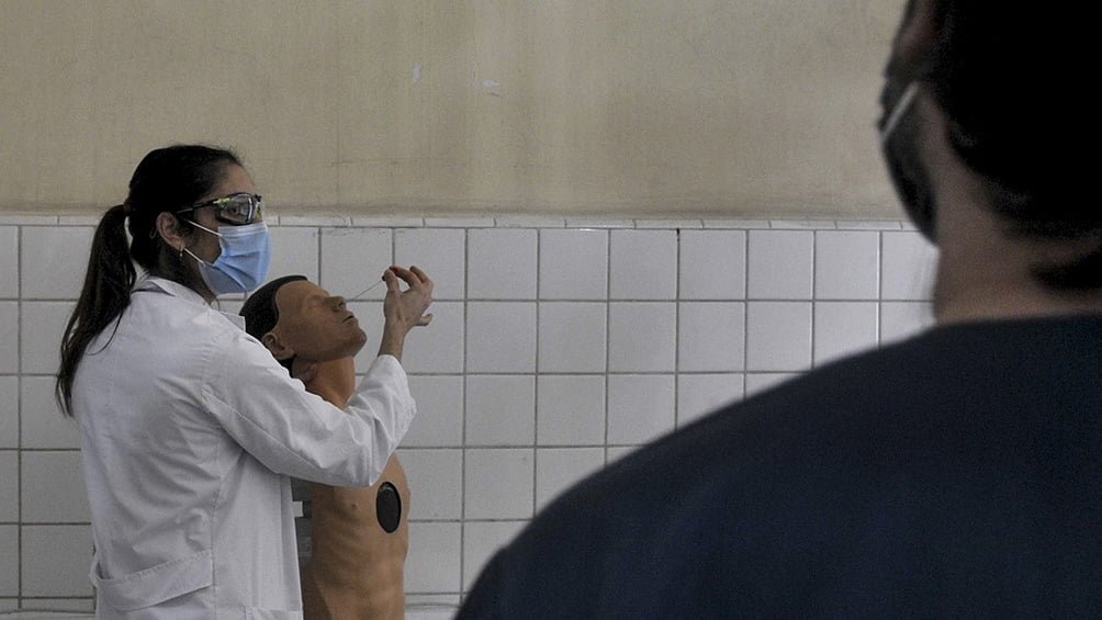 Con maniquíes, un hospital platense enseña a los profesionales a hisopar y a cuidarse