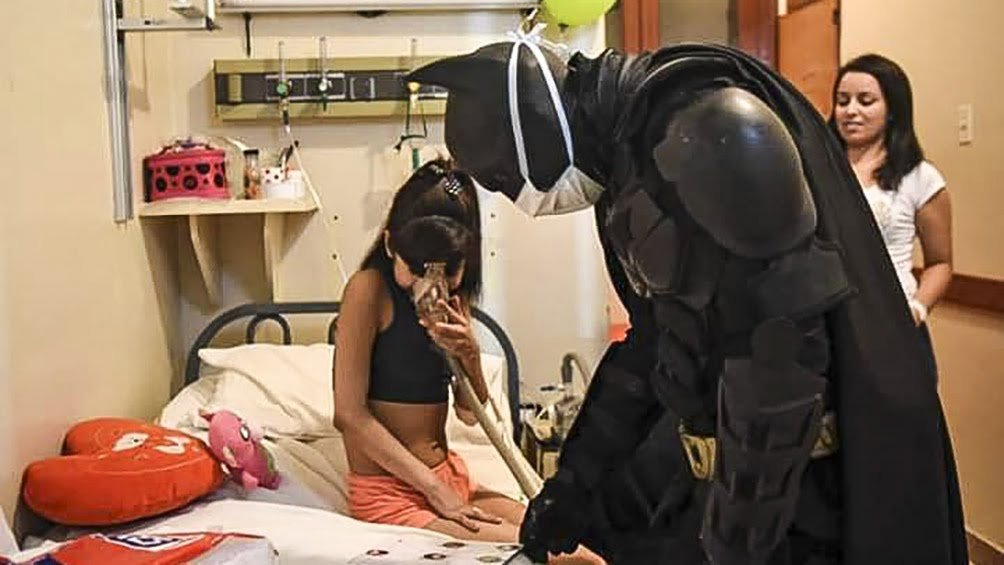 El "Batman Solidario" de La Plata alista su "Baticueva" para recibir a niñas y niños en tratamiento