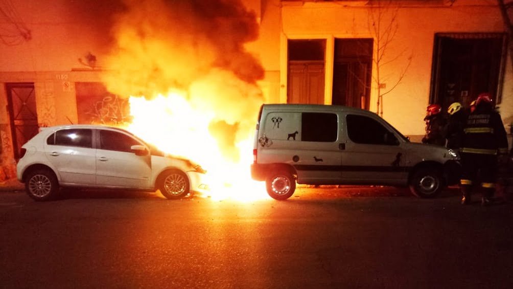 Prendieron fuego seis motos y siete autos en Villa Crespo e investigan si fueron "quemacoches"