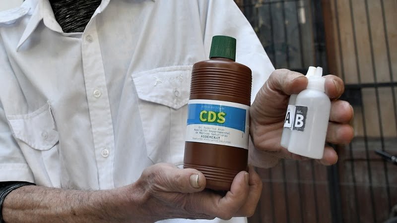 "El dióxido de cloro de ninguna manera está diseñado para ingerir", dijo el presidente de la SAP
