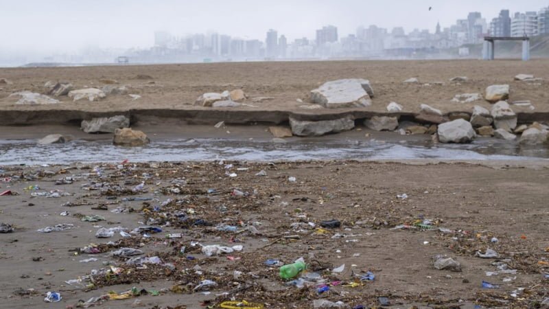 Vecinos y surfistas de la zona norte buscan detener la contaminación en playas