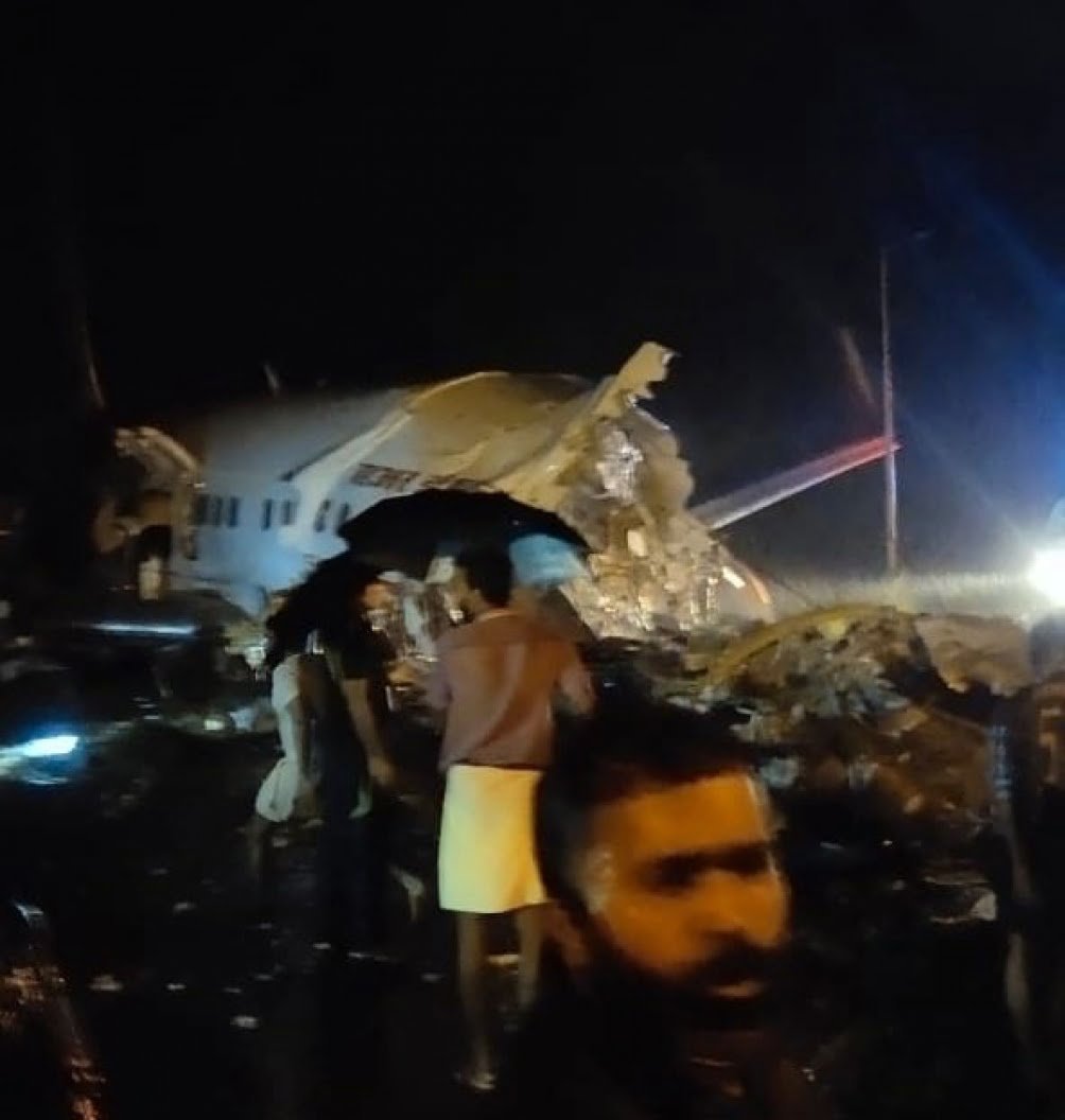 Al menos 50 heridos y 11 muertos al salirse de pista un avión con 191 pasajeros