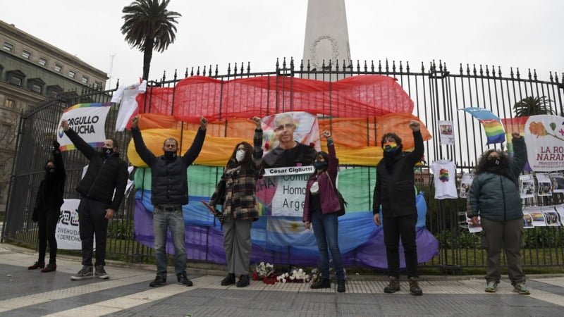 Organizaciones LGBTIQ+ homenajearon a César Cigliutti en la Plaza de Mayo