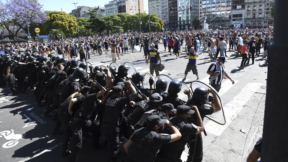 Continúan los cruces entre Nación y Ciudad por la represión policial en el velatorio de Maradona