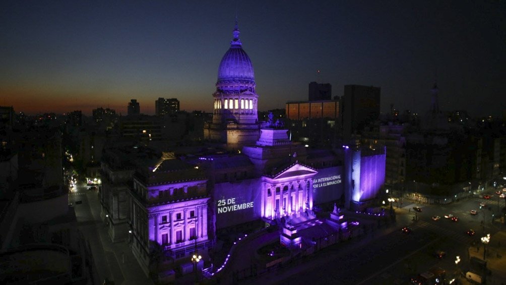 El Congreso se iluminó de violeta por el Día Internacional contra la Violencia de Género