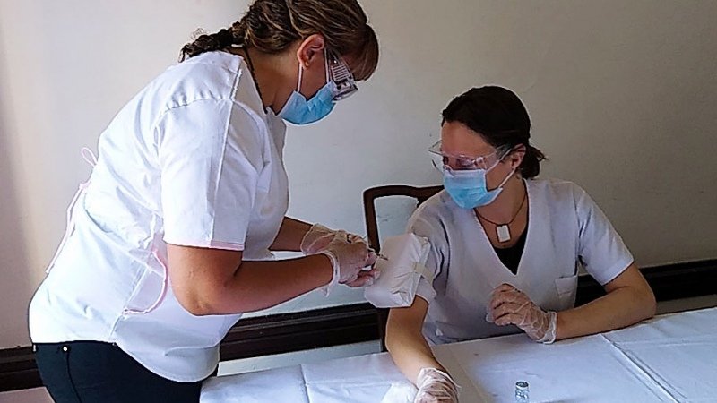 Coronavirus: con simuladores de tela, estudiantes de enfermería se capacitan para vacunar