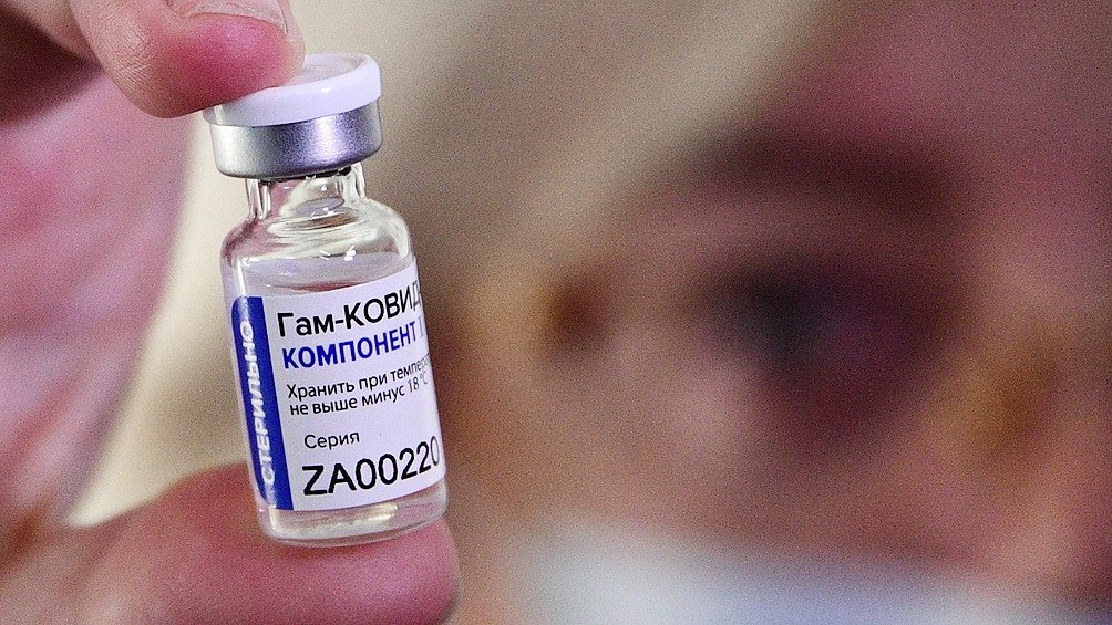 Trabajan para que la vacuna rusa llegue en Navidad y suministrarla primero a personal de salud