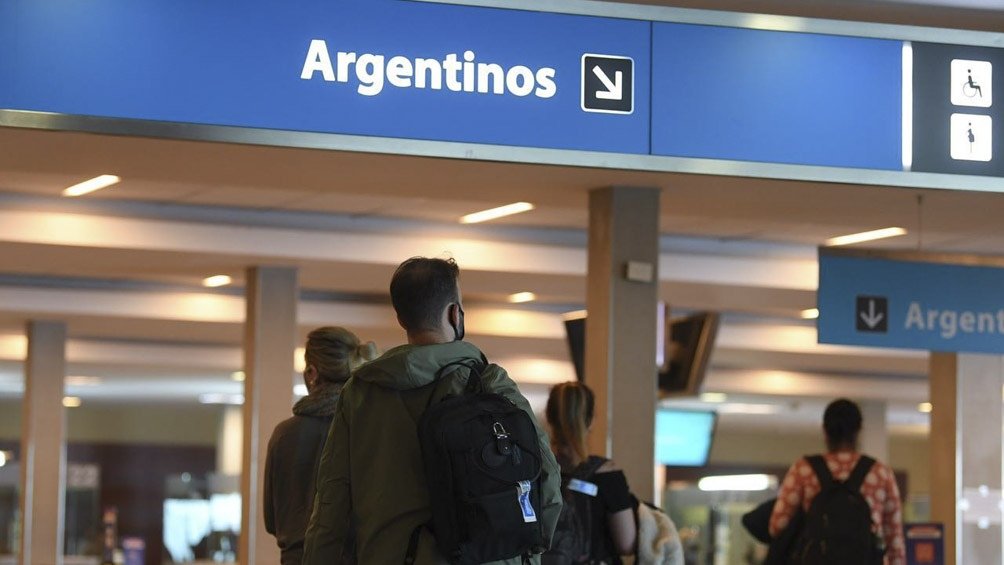 Migraciones: Es una "necesidad sanitaria" el regreso limitado de pasajeros del exterior