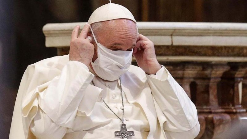 Someten al Papa a una intervención quirúrgica