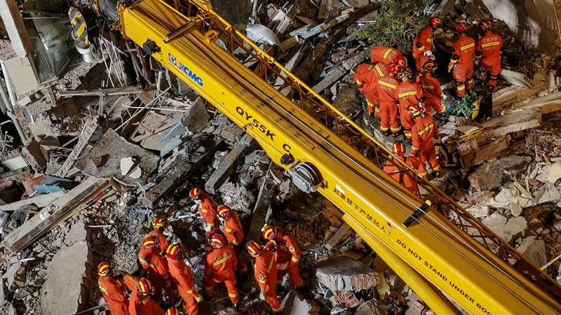 El derrumbe de un hotel en China dejó ocho muertos y nueve desaparecidos