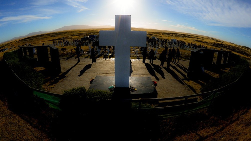 Hallan restos de cinco soldados argentinos en la tumba C.1.10. del cementerio de Darwin