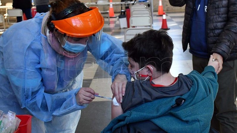 Córdoba: vacunan sin turno a adolescentes de 12 a 17 años de grupos de riesgo