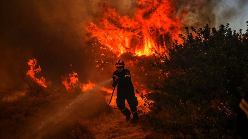 Otra vez los incendios forestales obligan a evacuar poblados en Grecia