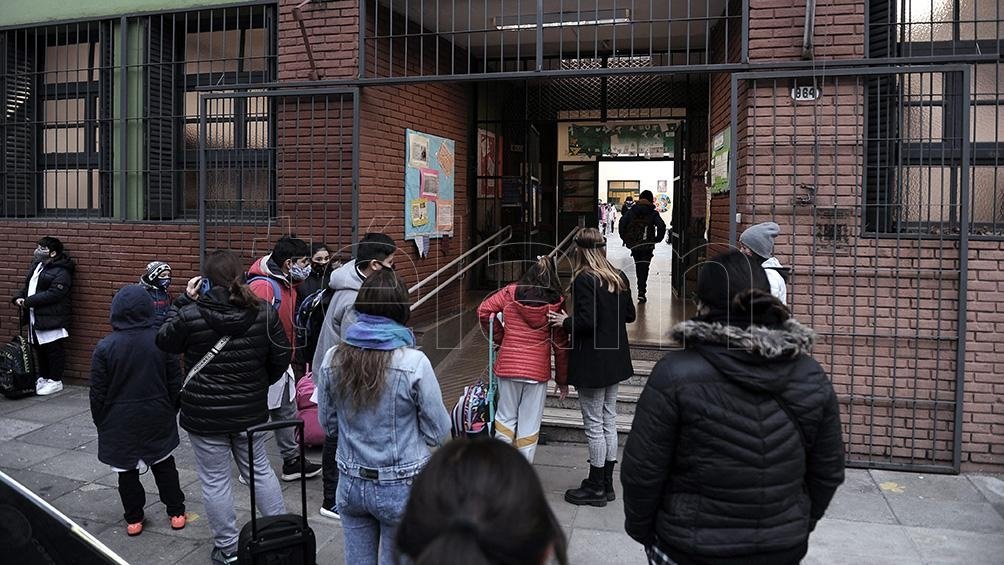 Gremios repudiaron el incumplimiento del protocolo sanitario en escuelas porteñas