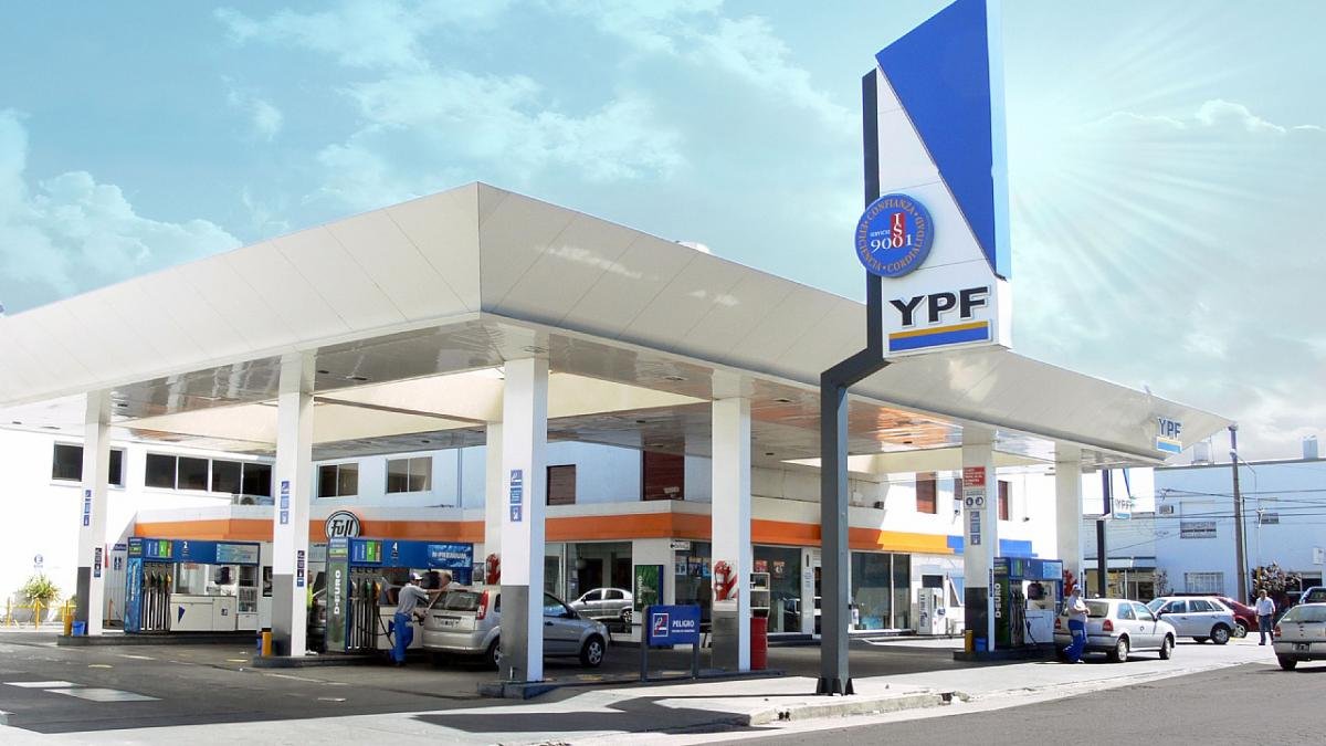 YPF se sumó a Shell y aumentó un 4% el precio de sus combustibles