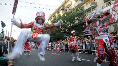 Los festejos del carnaval porteño llega a la Avenida de Mayo con murgas y shows