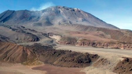 Monitorean en Salta al volcán chileno Láscar ante su posible erupción