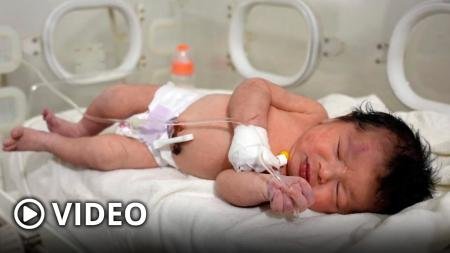 El momento en que rescataban a la bebé en Siria