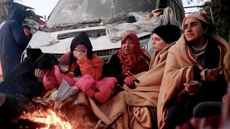 Turquía: Sobrevivieron al terremoto pero murieron al incendiarse su casa