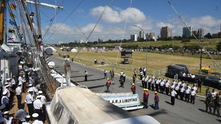 Calurosa bienvenida a la Fragata Libertad en el puerto de Mar del Plata