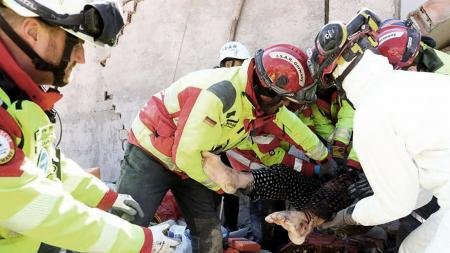 Rescataron a una mujer que pasó más de 100 horas sepultada tras el sismo en Turquía