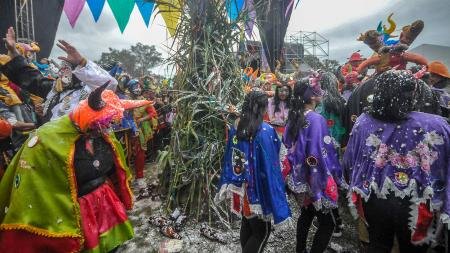 Multitudinarios festejos por el desentierro del mítico diablo carnavalero de la alegría