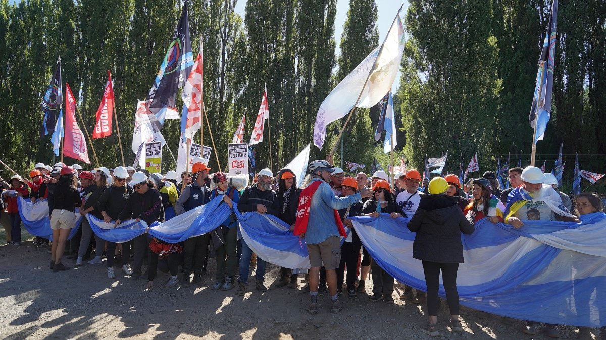 Lago Escondido: avanza otra columna de manifestantes por el camino de montaña