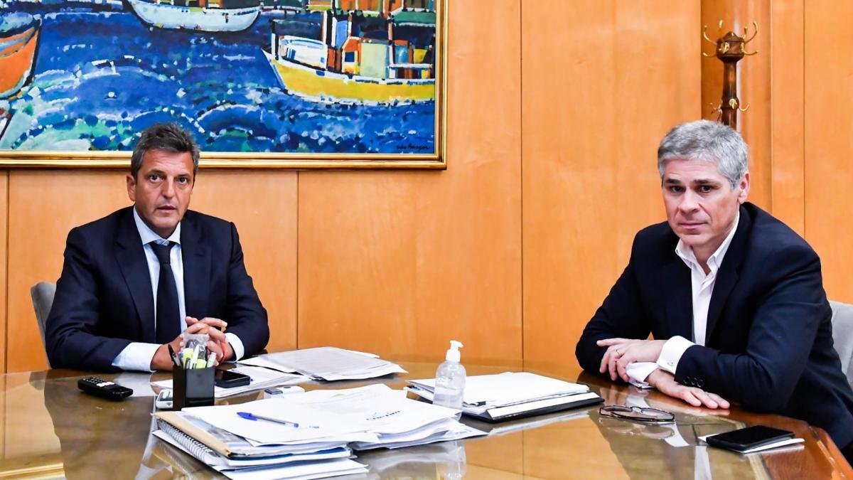 Massa y el presidente de YPF analizaron el plan de inversiones y proyectos de la petrolera