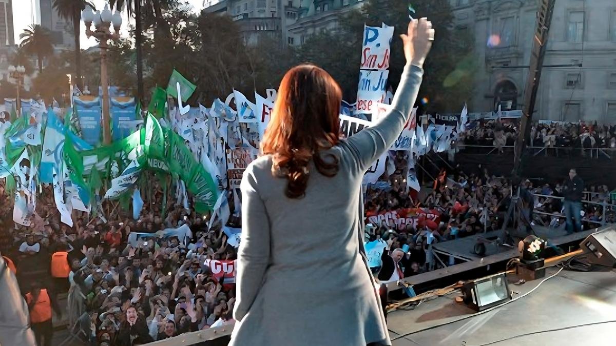 Cristina Kirchner encabeza el acto en Plaza de Mayo en homenaje a Néstor