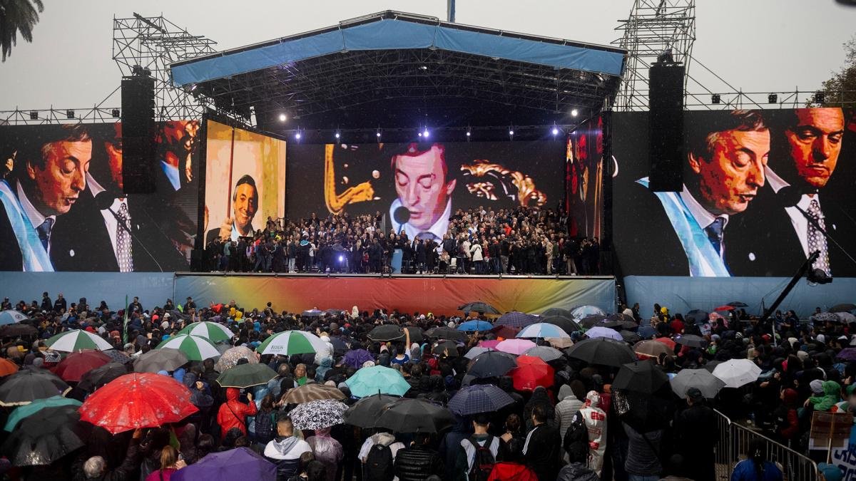 Una multitud recordó a Néstor Kirchner y pidió "una presidencia más" a Cristina Fernández