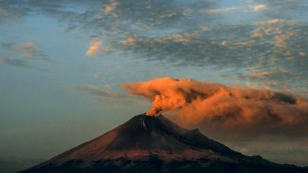 Una columna de cenizas del volcán Popocatépetl afectó vuelos en el aeropuerto de Puebla