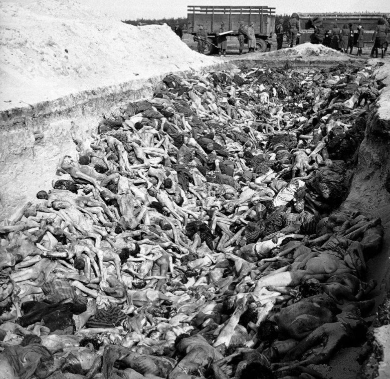 Fosa común de judíos asesinados en el campo de concentración de Bergen-Belsen, Alemania, en una imagen tomada poco después de ser liberado por los aliados. GEORGE RODGER (Time & Life Pictures/ GETTY)